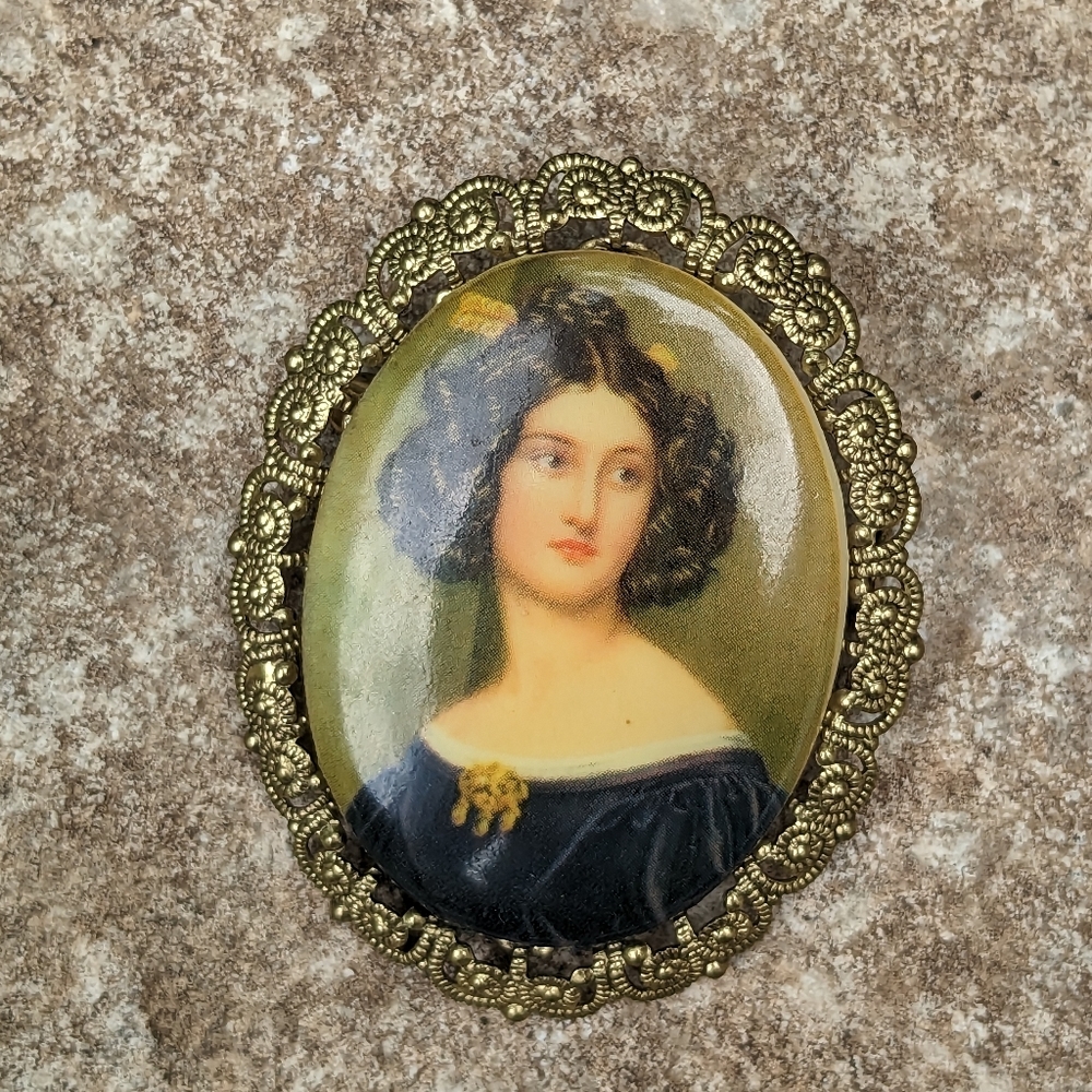 Cameo Brooch Pin with Lady's Portrait | Victorian-Style Western Germany